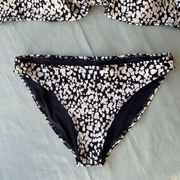 Black and White Bikini Set. - Picture 2 of 13